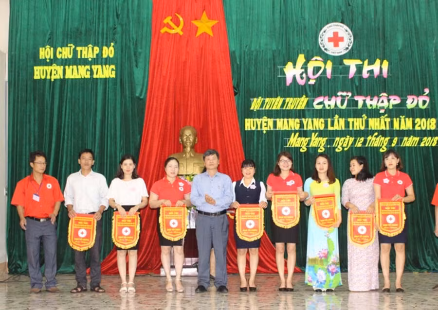 Ban tổ chức tặng cờ lưu niệm cho các đội thi. Ảnh: Phan Lài