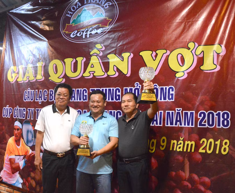 .Cặp VĐV đoạt giải nhất nhận Cúp. Ảnh: Minh VỸ