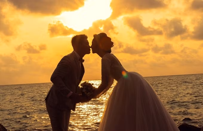 Họ có khoảnh khắc lãng mạn dưới ánh hoàng hôn trên đảo vắng.