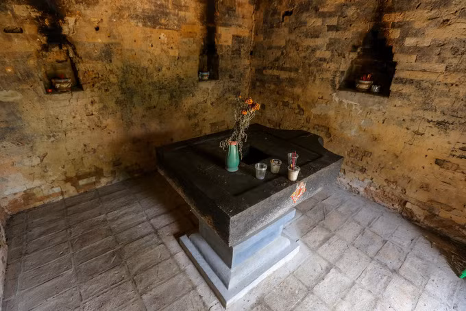 Không gian bên trong tháp nhỏ, thờ biểu tượng sinh thực khí Linga và Yoni.