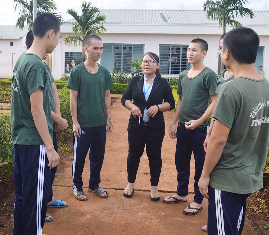  Chị Hồ Thị Lệ Hoa đang trò chuyện cùng học viên. Ảnh: P.D