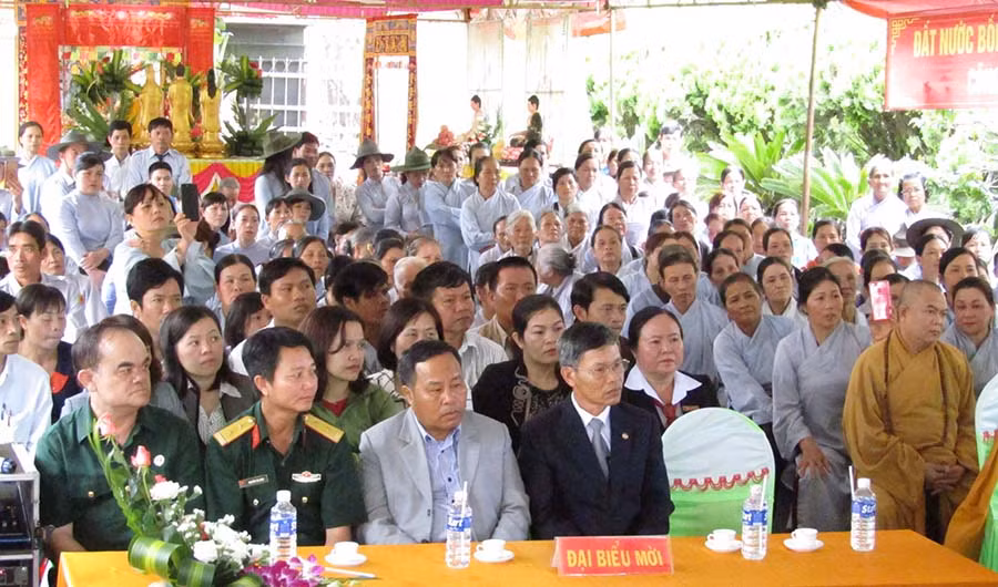 Lãnh đạo huyện và tăng ni, phật tử dự Đại Lễ cầu siêu. Ảnh: Thanh Nhật
