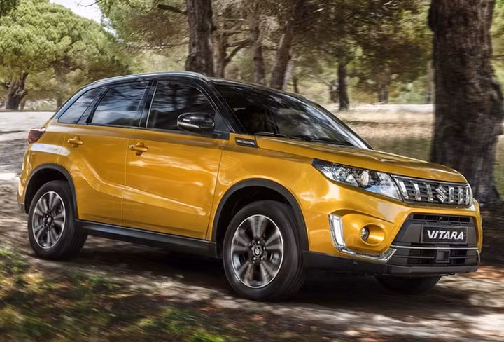 Suzuki thiết kế lưới tản nhiệt mạ crom, nối liền hai cụm đèn pha hai bên. 