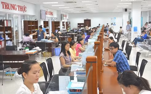 Người dân, doanh nghiệp giải quyết thủ tục hành chính tại bộ phận một cửa (Ảnh: danang.gov.vn)
