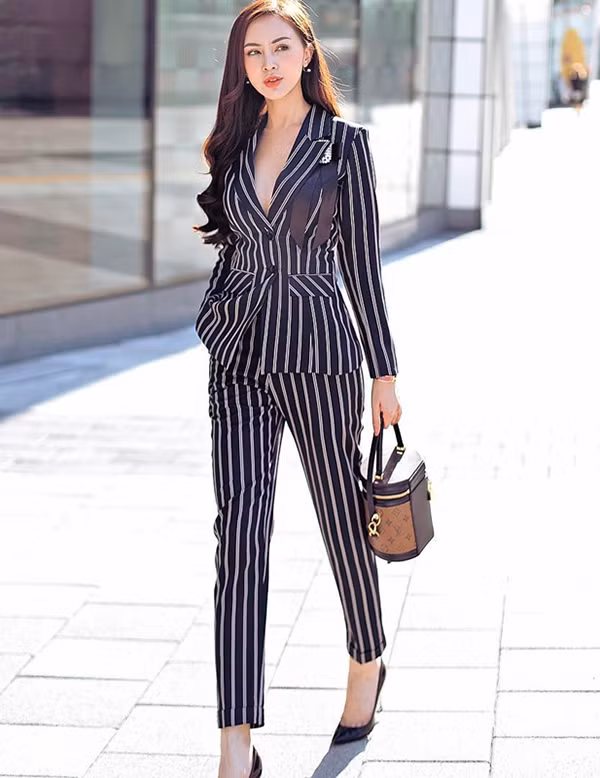 Nếu ngại cách ăn diện quá cá tính như Tăng Thanh Hà, Minh Hằng thì bạn có thể chọn suit kẻ sọc ôm body như Kelly Nguyễn.