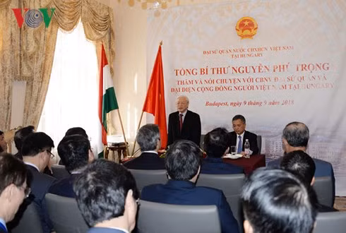 Tổng Bí thư Nguyễn Phú Trọng thăm và nói chuyện với cán bộ nhân viên Đại sứ quán, đại diện cộng đồng người Việt Nam tại Hungary Tổng Bí thư Nguyễn Phú Trọng thăm và nói chuyện với cán bộ nhân viên Đại sứ quán, đại diện cộng đồng người Việt Nam tại Hungary