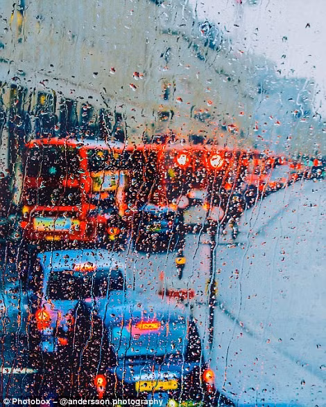 Cuộc thi thu hút hàng trăm nghìn người tham dự. Bức ảnh trên chụp một ngày mưa ở London