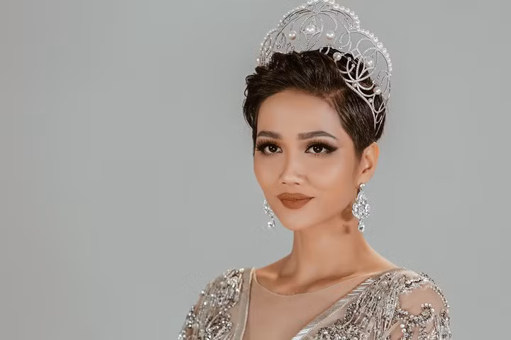  Tuy nhiên, chính mái tóc ngắn cá tính cùng thần thái rạng ngời ấy, H’Hen Niê từng bước chinh phục ban giám khảo và khán giả, chính thức trở thành Hoa hậu Hoàn vũ Việt Nam.
