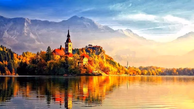 Đi trên đường ở dãy cao nguyên Transylvania, Romania, du khách sẽ có cảm giác mình đang lạc vào thế giới cổ tích với hình ảnh các lâu đài thời trung cổ. Vượt 90 km đường qua dãy núi Fagaras cao nhất Roma với hình thù quanh co uốn lượn, bạn sẽ được chiêm ngưỡng cảnh sắc từ các tán lá đẹp nhất mùa thu nơi đây.