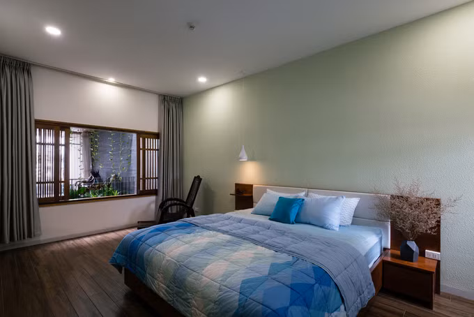 Nhà có 3 phòng ngủ, mỗi phòng như một ngôi nhà nhỏ với 2 mặt là 2 dãy cửa sổ song gỗ mở ra đón lấy ánh sáng và bóng nắng đổ lên những khóm cây xanh mát. Từ mỗi phòng ngủ, có thể quan sát được các phòng khác, các không gian chung bên ngoài. Rèm cây xanh bên ngoài có chức năng như một lớp rèm che đầy ý nhị.