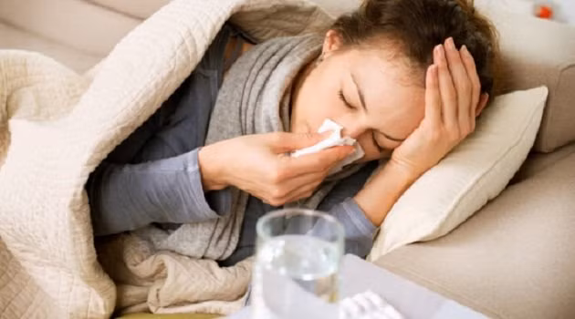 Cúm mùa dễ dàng lây qua tiếp xúc trực tiếp hay các vật dụng dùng chung 
