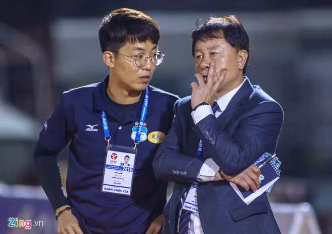 Yang Jae-mo (trái) thành thạo tiếng Hàn và tiếng Việt, là cánh tay đắc lực của GĐKT Chung Hae-seong ở HAGL. Ảnh: Huy Thịnh.