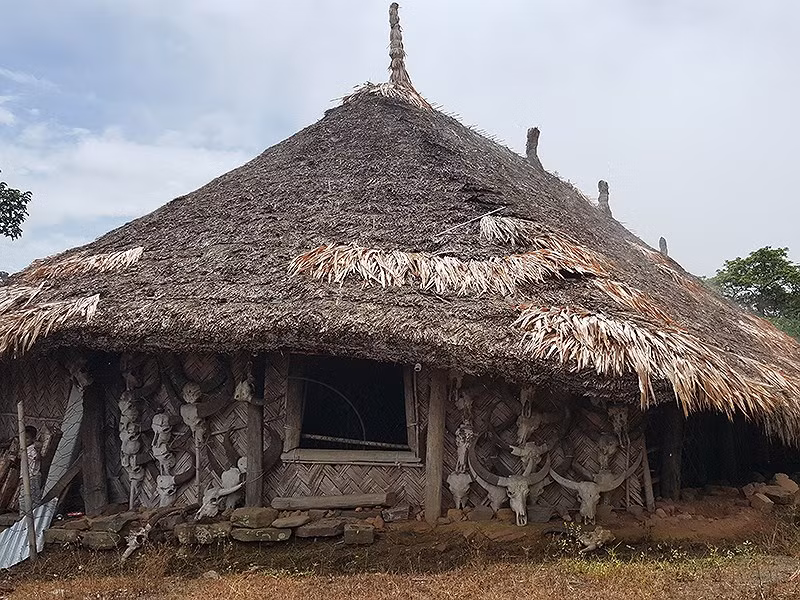 Bộ sưu tập đầu các con thú của thợ săn Konyak ở Nagaland. Ảnh: Cẩm Tú Bộ sưu tập đầu các con thú của thợ săn Konyak ở Nagaland. Ảnh: Cẩm Tú