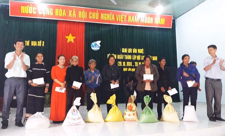 Tặng gạo cho hội viên phụ nữ nghèo. Ảnh: L.H