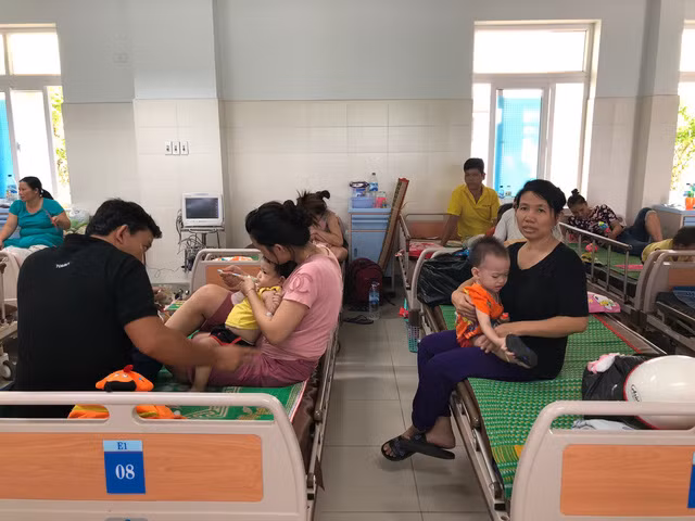 Bệnh tay chân miệng tại Quảng Ngãi đang bùng phát khiến bệnh viện trở nên quá tải