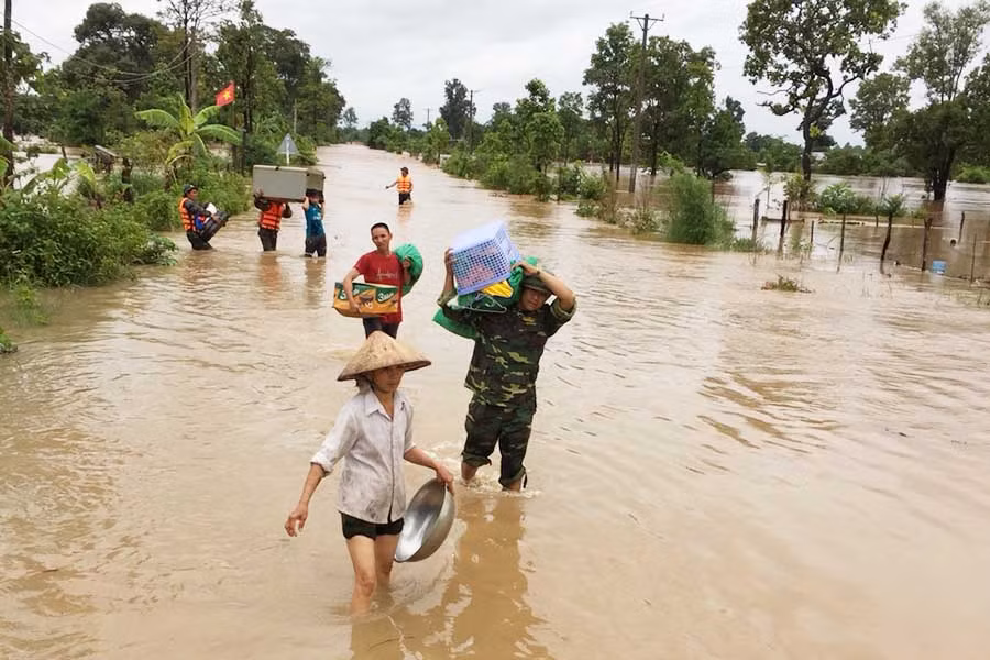  Cán bộ, chiến sĩ Đồn Biên phòng Ia Púch giúp dân sơ tán đồ đạc trong mưa lũ. Ảnh: P.D