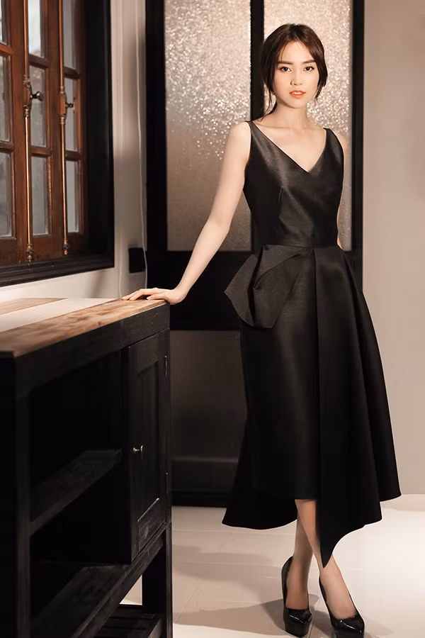 Chi tiết eo biến tấu đa dạng bằng cách may phồng, gấp nếp hoặc xòe cánh hoa được Phương My tiết chế mang đến sự nhịp nhàng khi di chuyển.