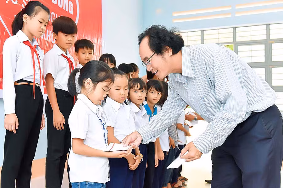 Phó Tổng Biên tập Báo Gia Lai Khuất Đình Viện trao học bỗng cho học sinh nghèo vượt khó học giỏi. Đức Thụy