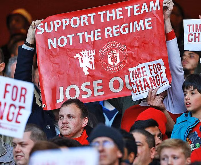 Nhiều người không hài lòng với Mourinho.