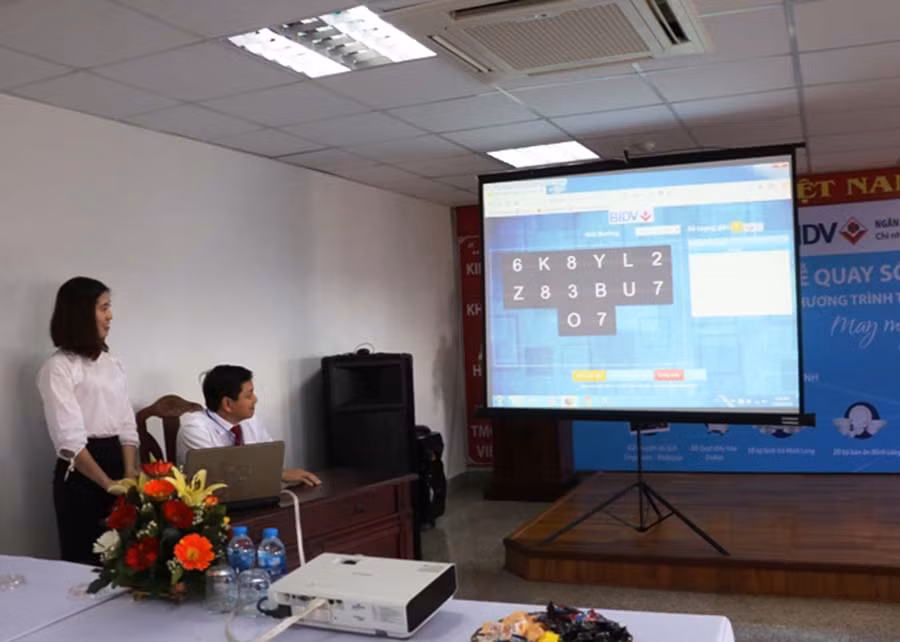 Ông Nguyễn Kỳ trực tiếp quay số để tìm ra khách hàng trúng thưởng giải nhất. Ảnh: Hồng Thương