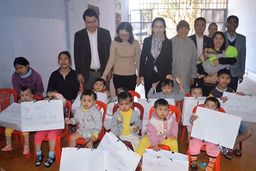  Ban Chỉ đạo Bảo vệ, chăm sóc trẻ em tỉnh thăm các cháu mồ côi tại Làng Trẻ em SOS Pleiku. Ảnh: Đinh Yến