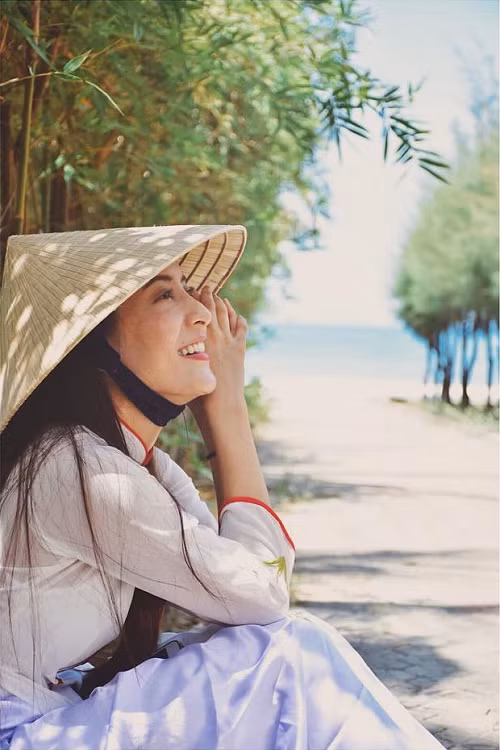  Ngoài khả năng diễn xuất, người đẹp sinh năm 1986 còn có khả năng ca hát và hoạt động trong làng mẫu Thái Lan. 