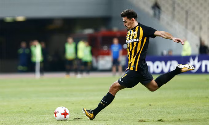 Cú sút phạt trực tiếp của Lazaros Christodoulopoulos, trận AEK Athens gặp Olympiacos tại Hy Lạp. Từ cự ly khoảng 35 m, ngôi sao của AEK tung cú sút bằng má ngoài chân phải khiến bóng đi xoáy vào góc cao khung thành Olympiacos. Cú sút phạt trực tiếp của Lazaros Christodoulopoulos, trận AEK Athens gặp Olympiacos tại Hy Lạp. Từ cự ly khoảng 35 m, ngôi sao của AEK tung cú sút bằng má ngoài chân phải khiến bóng đi xoáy vào góc cao khung thành Olympiacos.