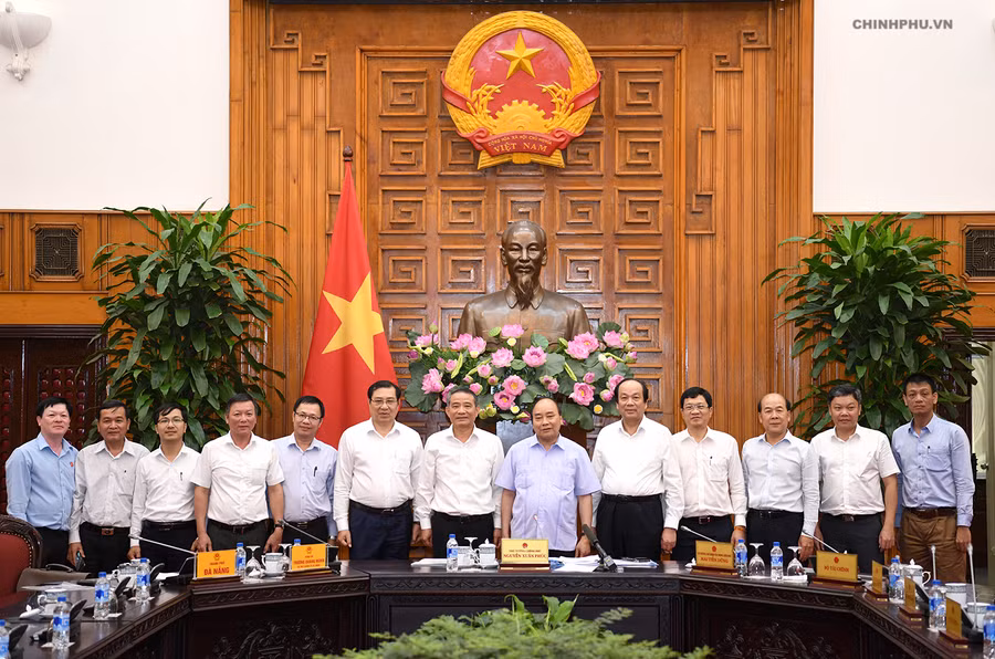 Thủ tướng Nguyễn Xuân Phúc và các đồng chí lãnh đạo TP. Đà Nẵng. Ảnh: VGP/Quang Hiếu