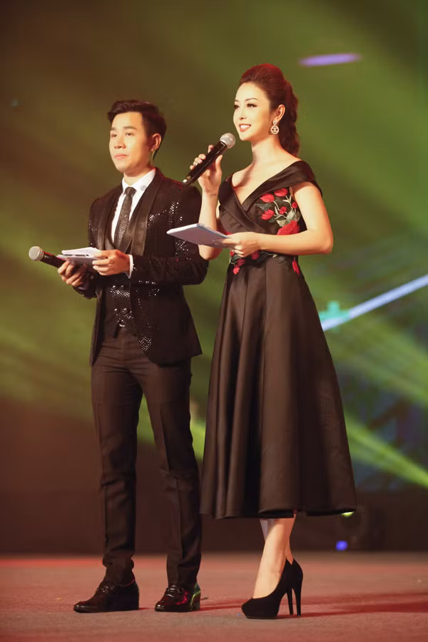 MC Nguyên Khang được mời dẫn dắt chương trình cùng Jennifer Phạm. Jennifer Phạm lớn lên tại Mỹ nên cô không gặp trở ngại khi làm MC song ngữ. Nguyên Khang cũng nói tiếng Anh rất thành thục. Cả hai kết hợp khá ăn ý trong suốt chương trình.