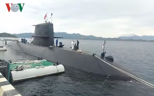 Tàu ngầm huấn luyện Nhật Bản lần đầu tiên đến Việt Nam.