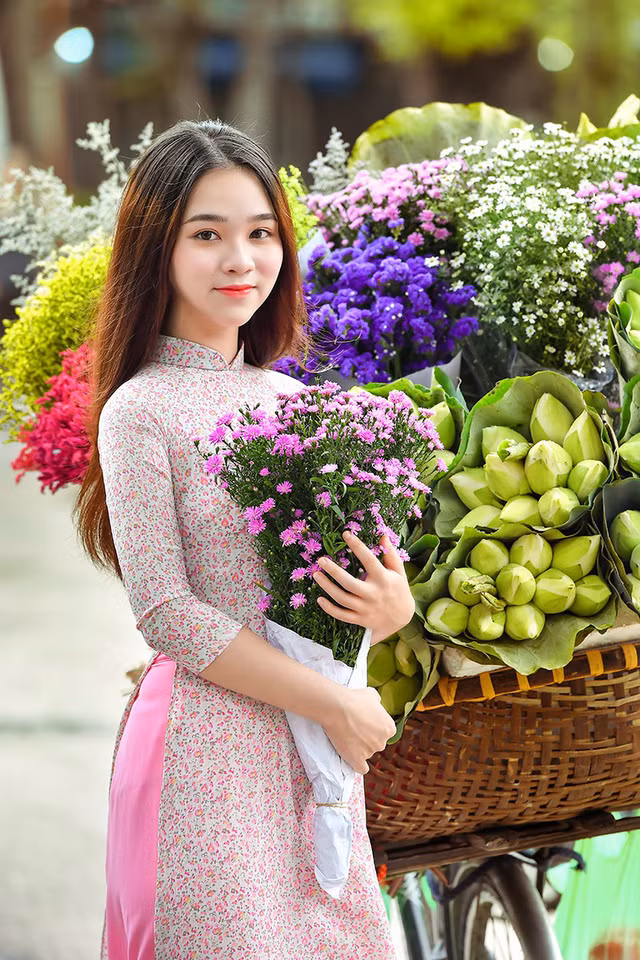 Ngày đầu thu, những chiếc xe chở hoa rực rỡ sắc màu dạo khắp các phố phường tạo nên nét đẹp đặc trưng của thành phố này.