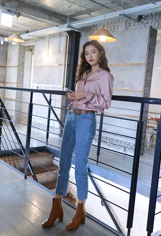 Sử dụng bốt và dây lưng cùng tông màu lẫn chất liệu thường được các tín đồ thời trang thích. Bởi đây là công thức mang tới sự thống nhất cho các món đồ trên một tổng thể.
