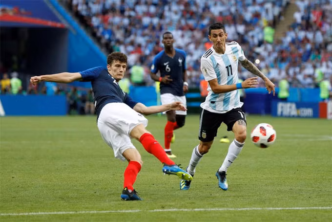 Cú vô lê của Benjamin Pavard, trận Pháp gặp Argentina ở vòng 1/8 World Cup. Từ cự ly cách khung thành hơn 20 m, hậu vệ phải tuyển Pháp tung cú vô lê khiến bóng đi xoáy vào khung thành gỡ hòa 2-2 và làm nền cho chiến thắng 4-3. Cú vô lê của Benjamin Pavard, trận Pháp gặp Argentina ở vòng 1/8 World Cup. Từ cự ly cách khung thành hơn 20 m, hậu vệ phải tuyển Pháp tung cú vô lê khiến bóng đi xoáy vào khung thành gỡ hòa 2-2 và làm nền cho chiến thắng 4-3.