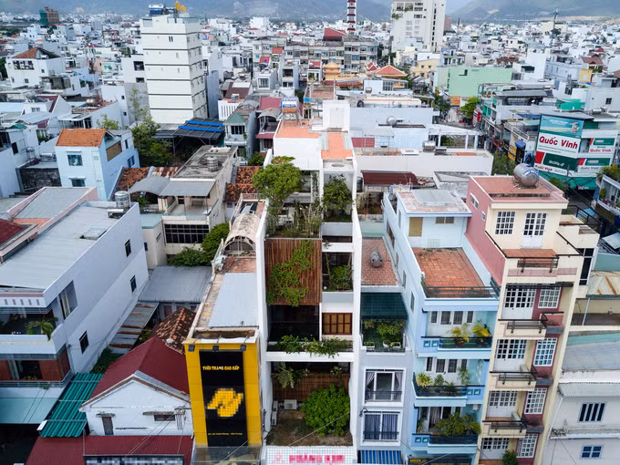  Là một công trình nhà ống vừa để ở, vừa tích hợp văn phòng làm việc - ngôi nhà ở Nha Trang khác biệt hoàn toàn với dãy nhà phố xung quanh bằng thiết kế mới mẻ, xanh tươi. 