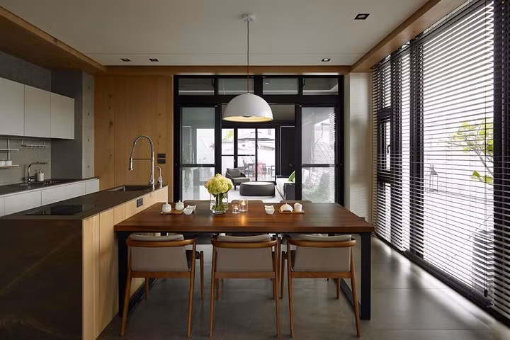  Thay vì chọn tường làm bằng bê tông, kiến trúc sư đã sử dụng chiếc cửa trượt dạng lá sách để điều tiết ánh sáng cho khu vực nhà bếp