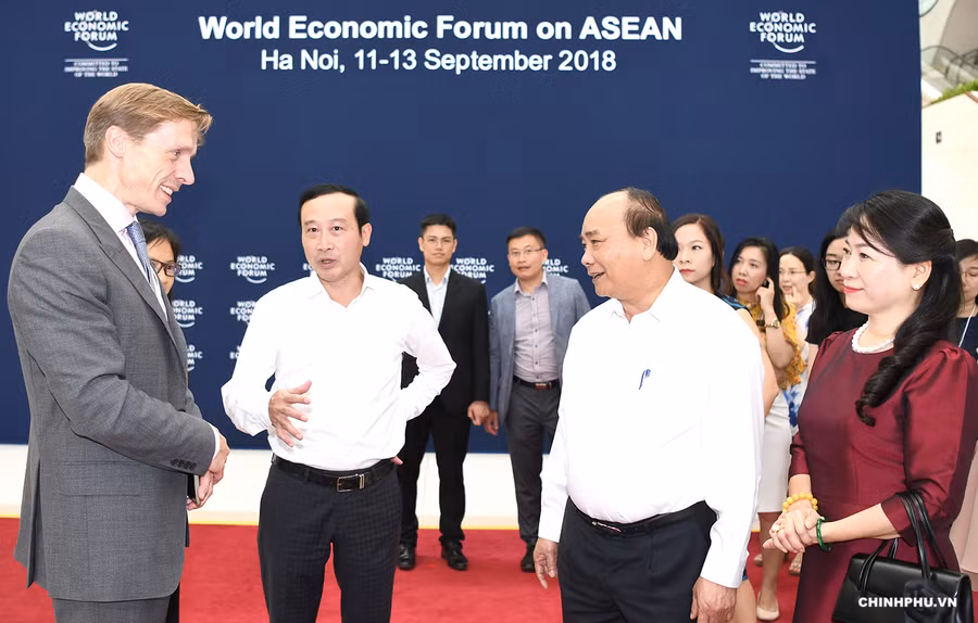 Thủ tướng Nguyễn Xuân Phúc trao đổi với một số chuyên gia trước giờ diễn ra Hội nghị (ảnh nguồn: enternews.vn)