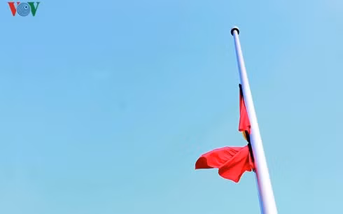 Các cơ quan, công sở trong cả nước và các cơ quan đại diện của Việt Nam ở nước ngoài treo cờ rủ trong 2 ngày Lễ Quốc tang. (Ảnh minh họa) Các cơ quan, công sở trong cả nước và các cơ quan đại diện của Việt Nam ở nước ngoài treo cờ rủ trong 2 ngày Lễ Quốc tang. (Ảnh minh họa)