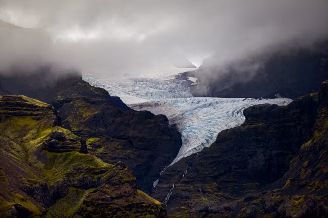 Hình dạng độc đáo của sông băng Oraefajok ở Iceland. Băng xanh bao phủ dãy núi trước khi tan chảy thành thác nước.