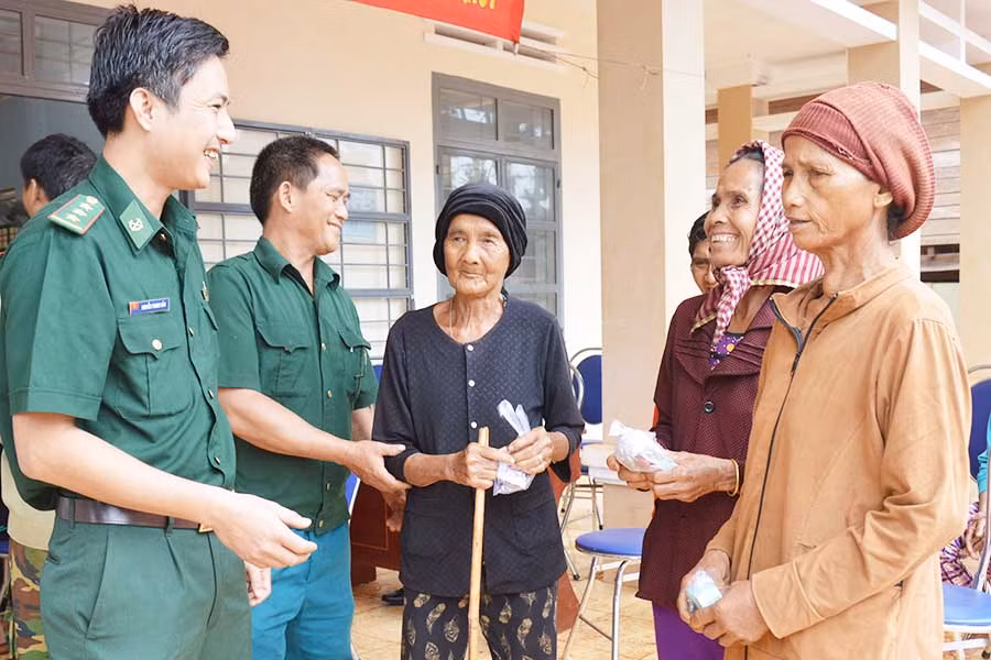 Bộ đội Biên phòng tuyên truyền, vận động nhân dân khu vực biên giới. Ảnh: P.D