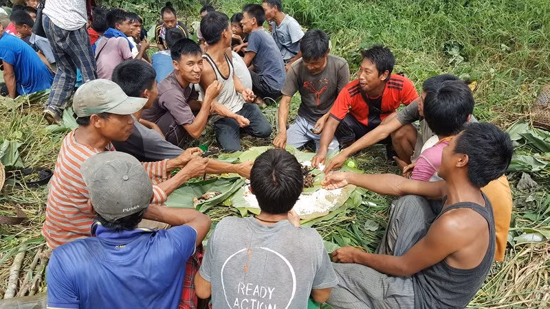 Bữa tiệc ven đường của cư dân địa phương với món xôi trắng, măng rừng ngâm ớt và thịt nướng trứ danh. Ảnh: Cẩm Tú