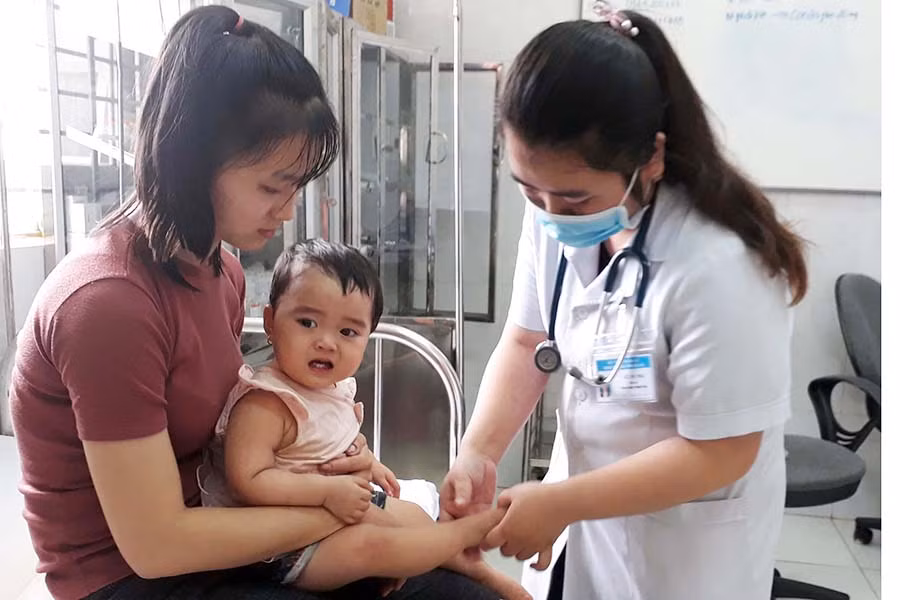  Khám tay chân miệng cho trẻ em tại Bệnh viện Nhi tỉnh. Ảnh: Hoành Sơn