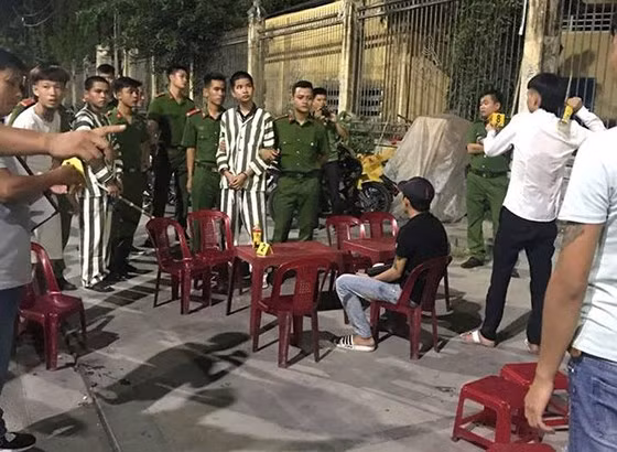  Công an thực nghiệm hiện trường vụ án mạng ở đường Lê Qúy Đôn