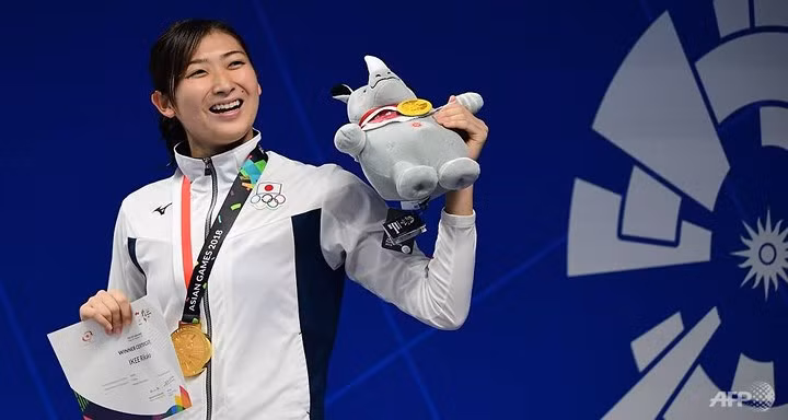  Rikako Ikee trên bục nhận HCV ASIAD 2018.
