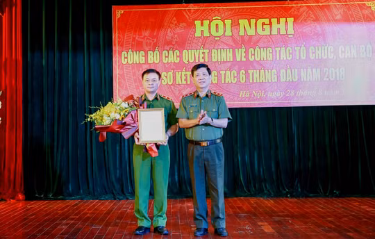 Thứ trưởng Bộ Công an Nguyễn Văn Sơn (phải) trao quyết định bổ nhiệm Tư lệnh CSCĐ cho Trung tướng Phạm Quốc Cương - Ảnh: Bocongan.gov.vn