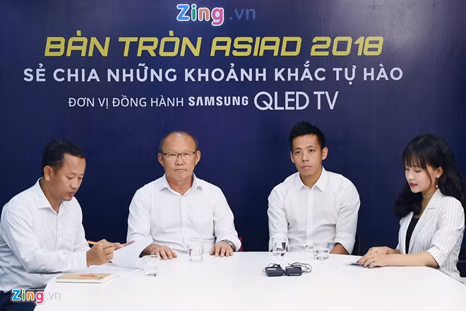 Trợ lý Huy Khoa (bìa trái) trong chương trình Bàn tròn ASIAD 2018 của Zing.vn.