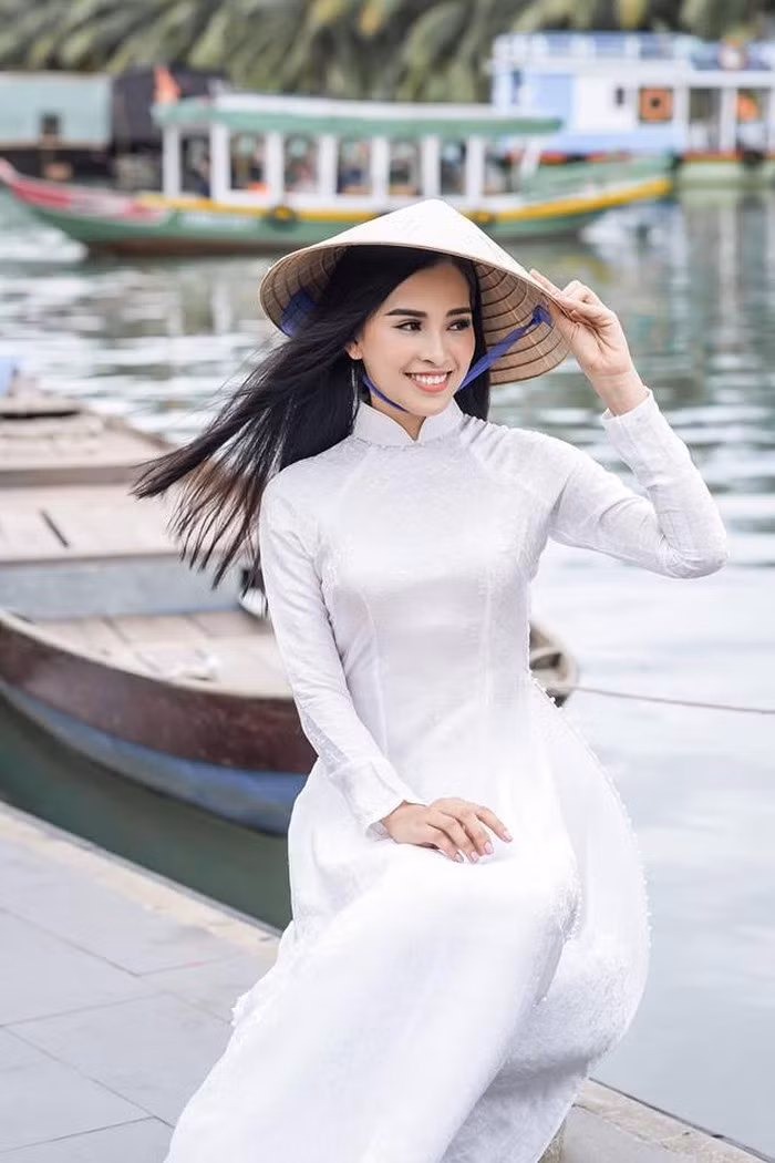 Vẻ đẹp tinh khôi trong tà áo dài trắng của hoa hậu Trần Tiểu Vy.