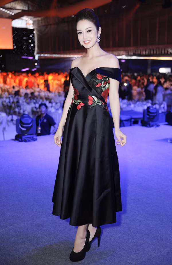  Jennifer Phạm được mời dẫn dắt buổi tiệc chiêu đãi 7.200 vị khách quốc tế đến từ 15 quốc gia, diễn ra tại sân vận động Quân khu 7, TP HCM. Với sự kiện mang ý nghĩa ngoại giao này, cô diện váy đen dáng xòe cổ điển, thêu họa tiết hoa ở thân trên của NTK Hoàng Hải. Chi tiết vai trễ khiến Hoa hậu thêm phần gợi cảm nhưng vẫn tôn lên nét đẹp sang trọng của cô.