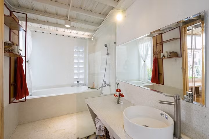 Hệ thống cửa sổ được bố trí khá nhiều trong khu vực phòng tắm để ánh sáng có thể len vào nhà nhiều nhất có thể.