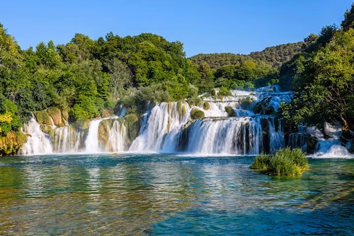 Công viên Quốc gia Krka là một thắng cảnh khác của Croatia. Địa điểm này có nhiều thác nước tuyệt đẹp và hồ nước trong xanh.