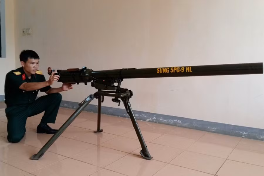 Đại úy Võ Toàn Thắng bên súng SPG-9HL. Ảnh: A.H Đại úy Võ Toàn Thắng bên súng SPG-9HL. Ảnh: A.H